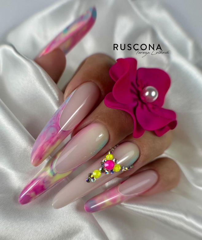 ✨ Další hvězda, která bude zářit s námi v RUSCONA týmu. Vítej Terezko. 🩷 @naildesign_tereza_ Terezka o sobě : Jmenuji se...