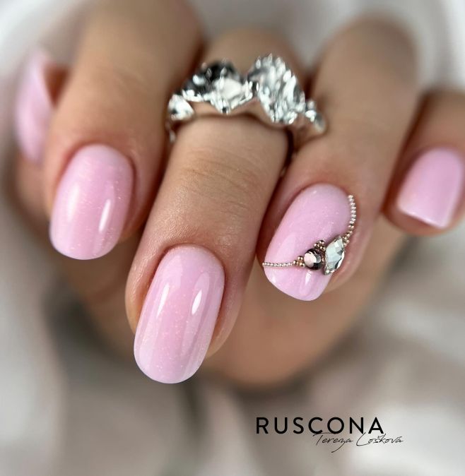 Máte trouble pokud nemáte v šuplíku PINK TROUBLE. 😁🌸 #ruscona #rusconacz #nails #nehty #pinknails #ruzovenehty...