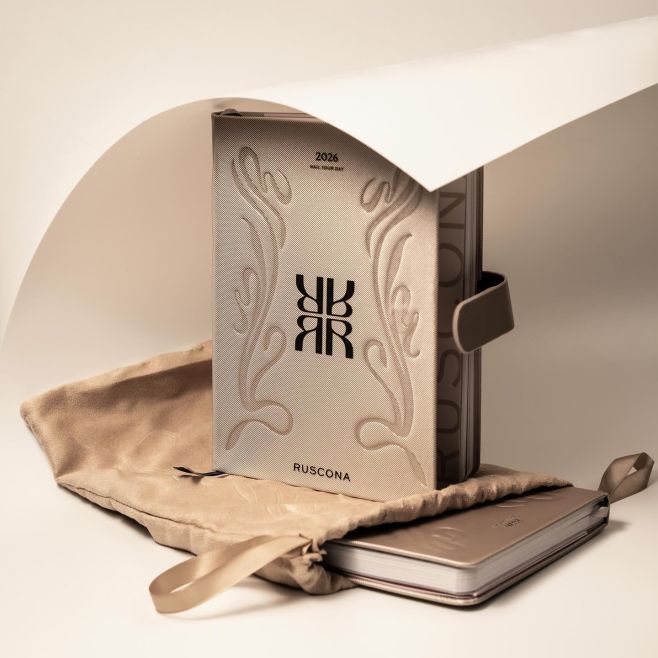 D I Á Ř 2026 Nový rok, nové zážitky, nové plány, nový diář RUSCONA 2026! Je elegantní, ale zároveň hravý. Navrhnutý...